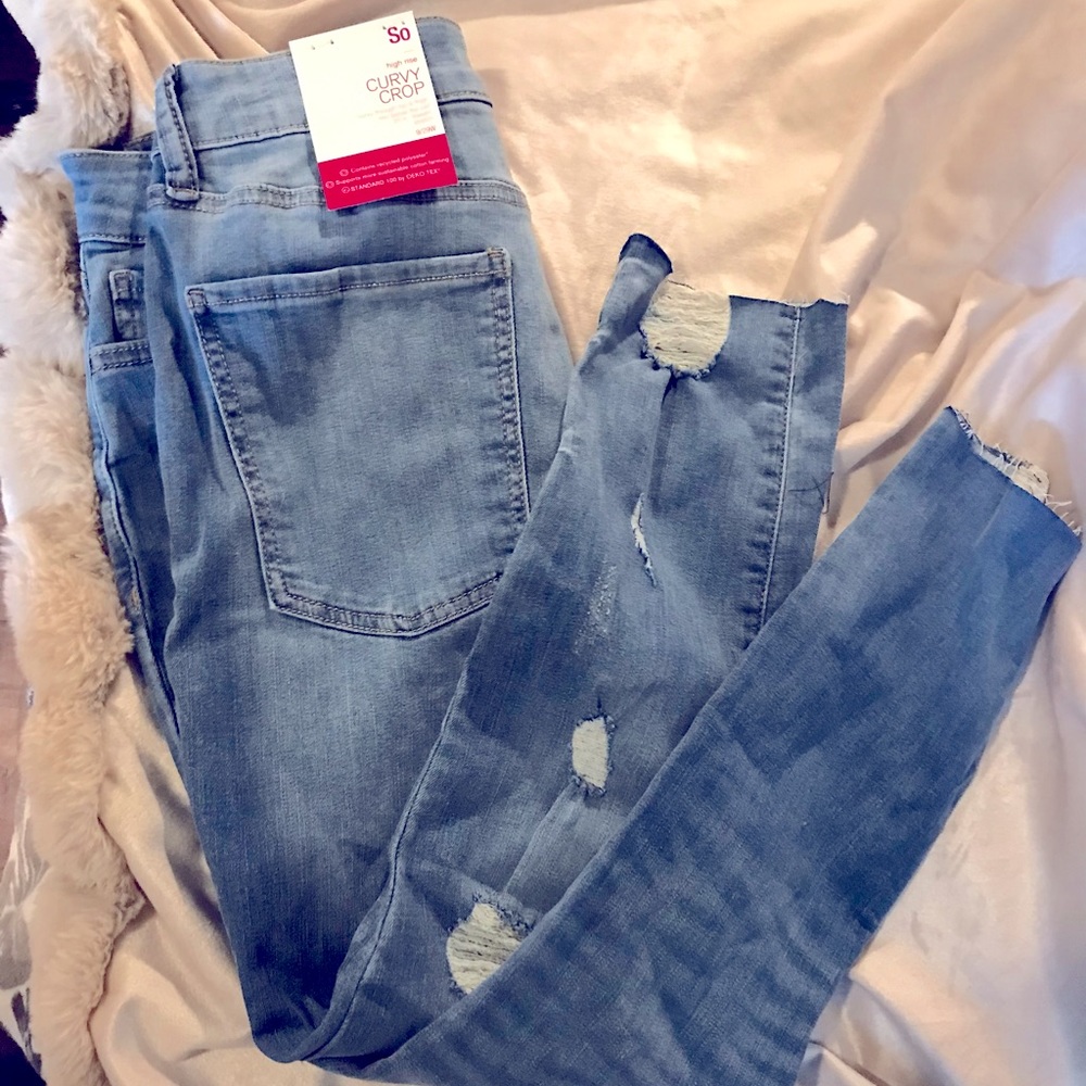 Women’s/Juniors Jeans size 9. High rise curvy crop.  Curvy 🛍👖
